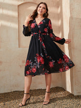 Robe grande taille à col surplis et imprimé floral, nouée à la taille